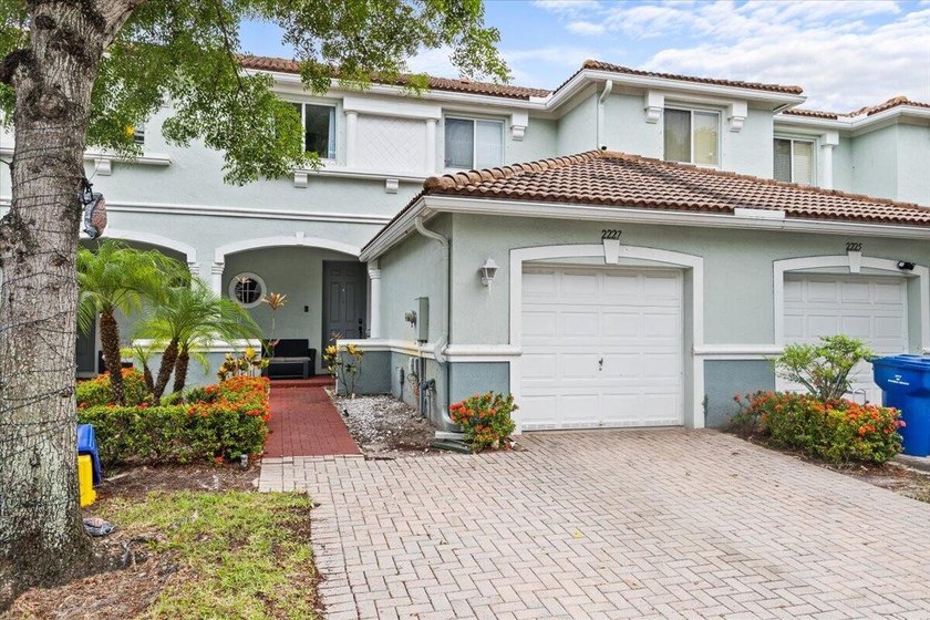 Discover effortless living in the gated community of Thousand - photo 2