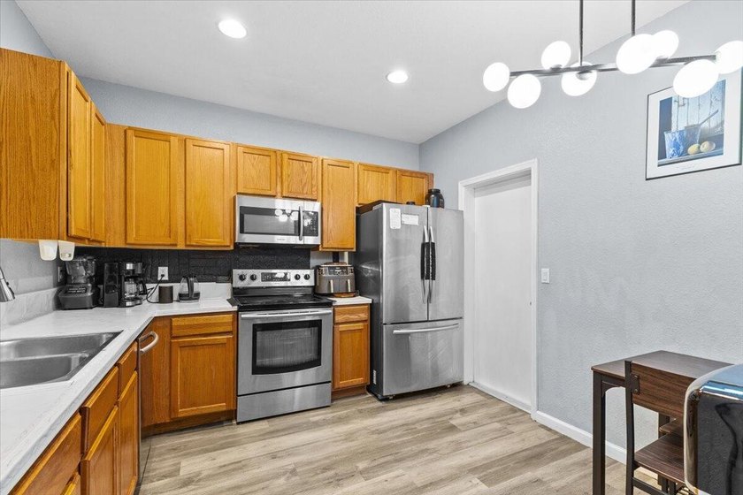 Discover effortless living in the gated community of Thousand - photo 6