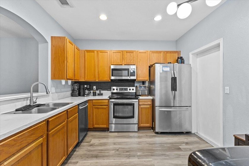 Discover effortless living in the gated community of Thousand - photo 7
