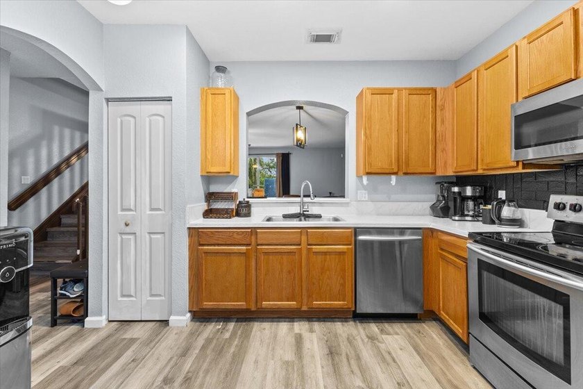 Discover effortless living in the gated community of Thousand - photo 9