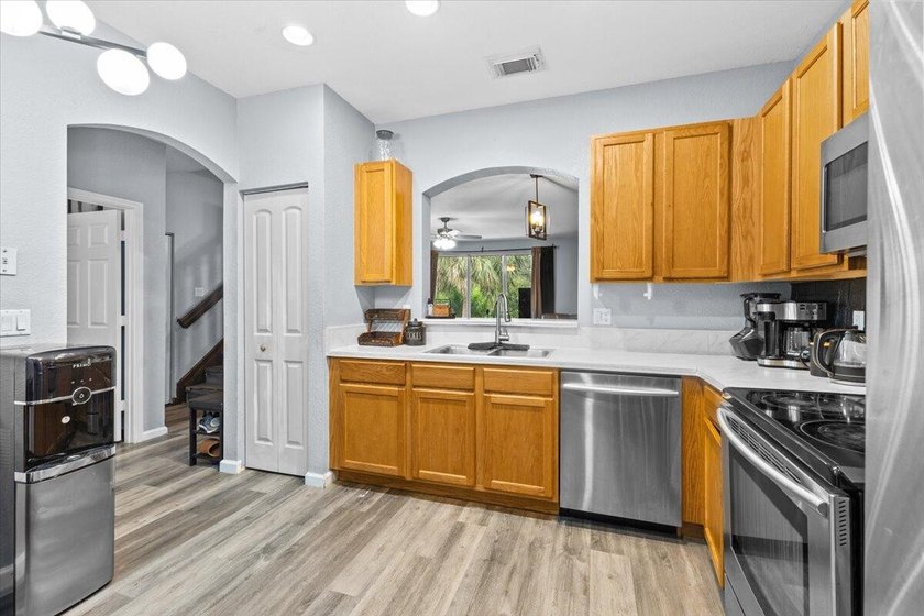 Discover effortless living in the gated community of Thousand - photo 10