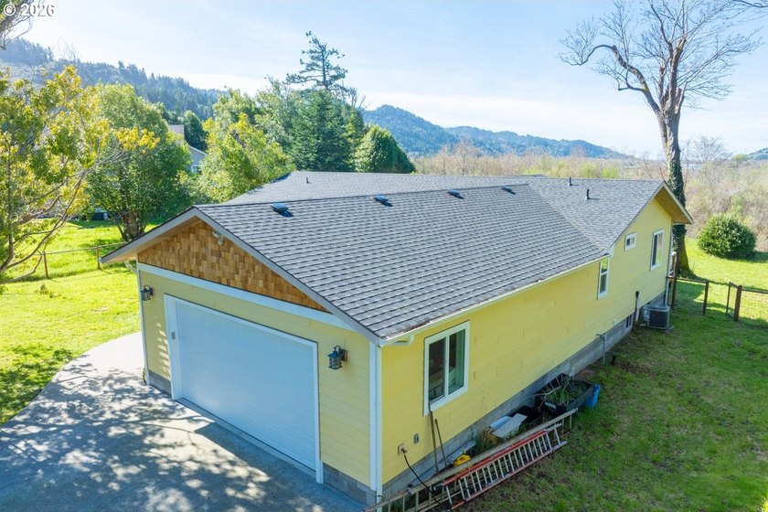 Built in 2021 by a reputable local contractor, this - photo 6