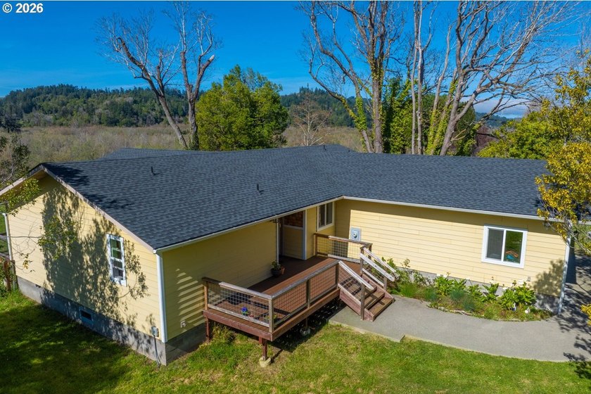 Built in 2021 by a reputable local contractor, this - photo 8