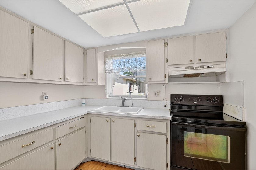 Charming 2 bedroom, 1 bathroom villa in the desirable Dudley - photo 16