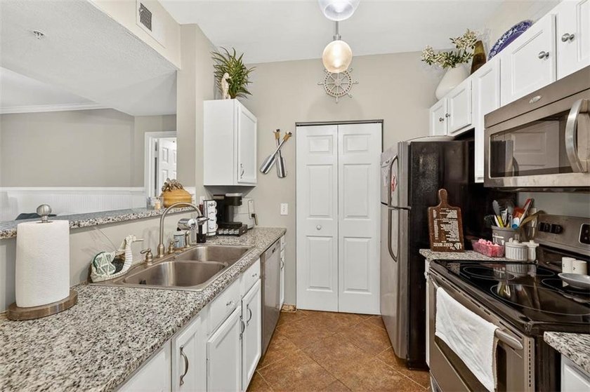 GROUND FLOOR &amp; FULLY FURNISHED!!! Welcome to your dream condo on - photo 8