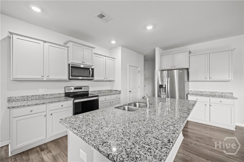 Welcome to 72 Knotty Court in Richmond Hill, where thoughtful - photo 3