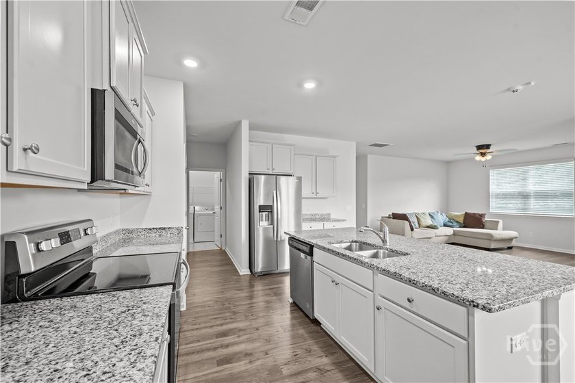 Welcome to 72 Knotty Court in Richmond Hill, where thoughtful - photo 4