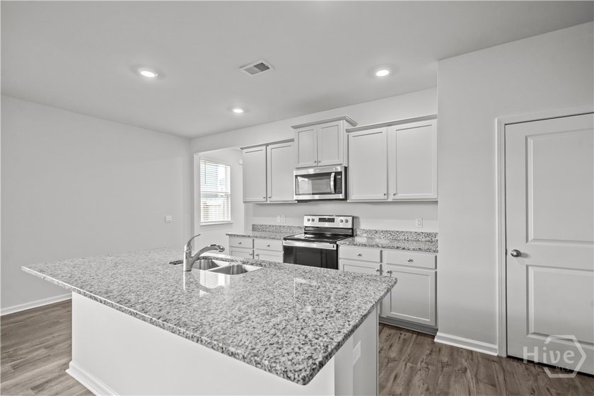 Welcome to 72 Knotty Court in Richmond Hill, where thoughtful - photo 5