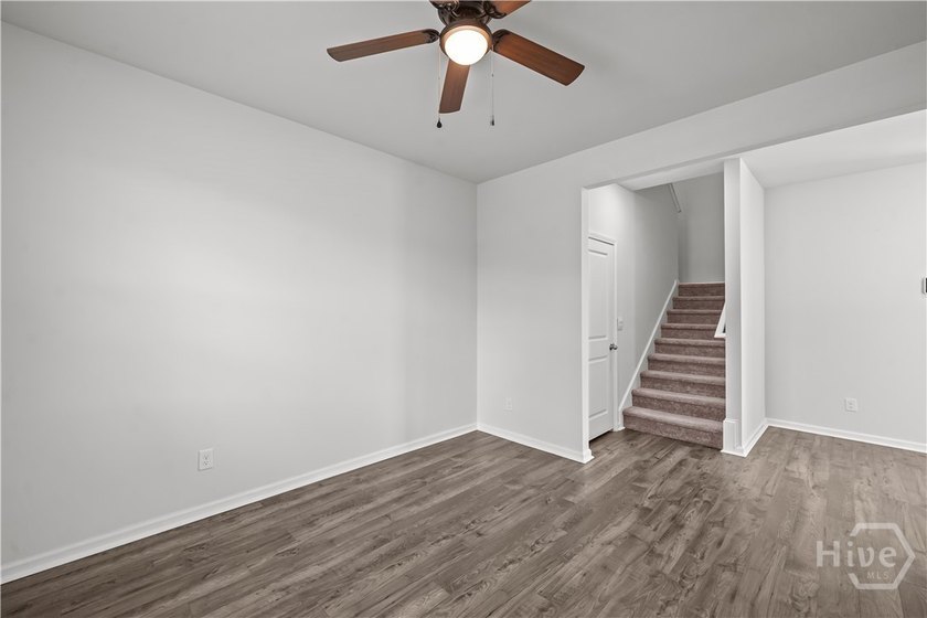 Welcome to 72 Knotty Court in Richmond Hill, where thoughtful - photo 8
