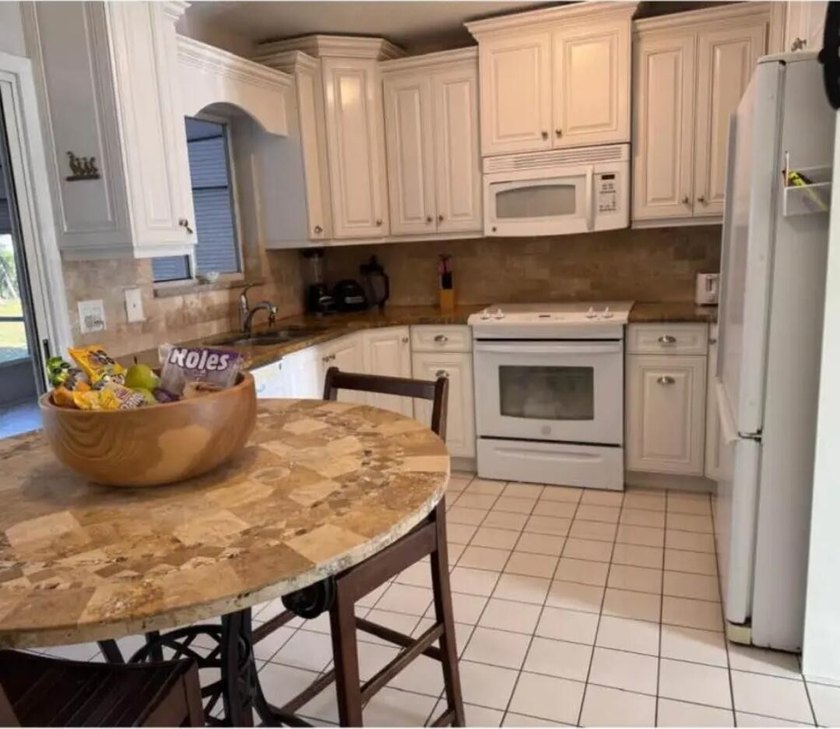 Welcome to a great home in the perfect location! This house with - photo 2
