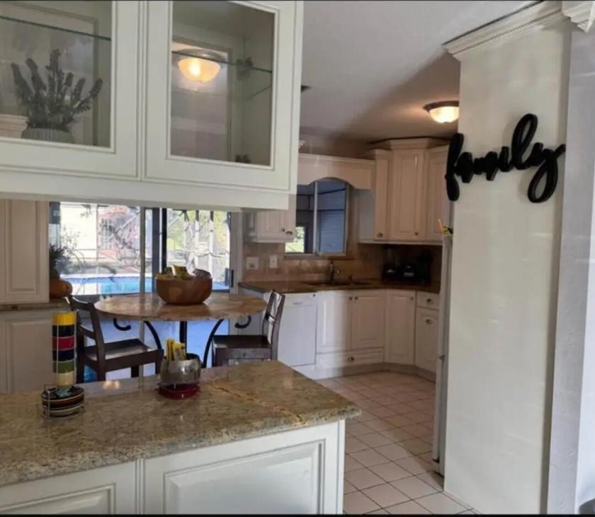 Welcome to a great home in the perfect location! This house with - photo 5