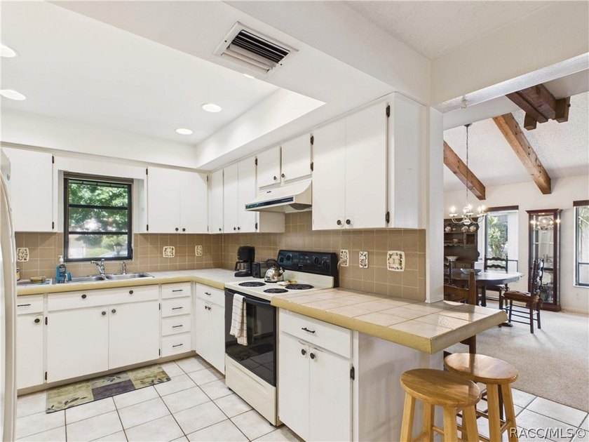 Cozy 2 bedroom 2 bath 2 car garage villa nicely positioned on a - photo 16