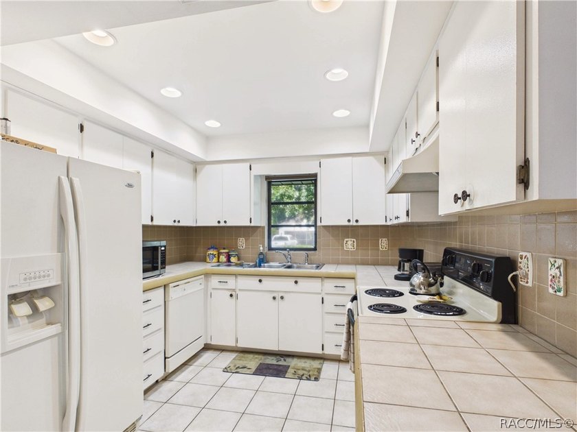 Cozy 2 bedroom 2 bath 2 car garage villa nicely positioned on a - photo 17