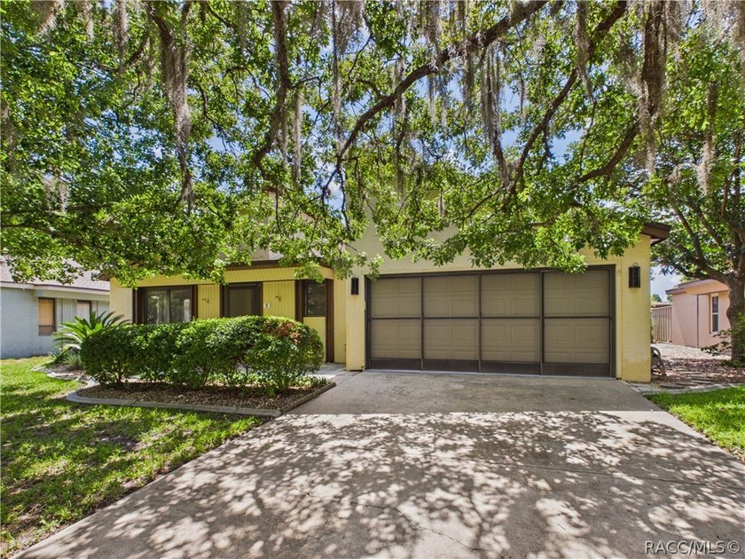 Cozy 2 bedroom 2 bath 2 car garage villa nicely positioned on a - photo 44