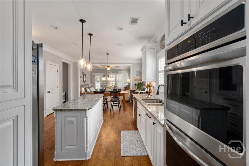 This stunning better than new, estate-style home sits on 1.78 - photo 8