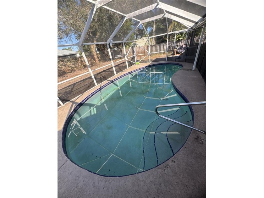 Investment opportunity awaits! This charming 3-bedroom pool home - photo 4