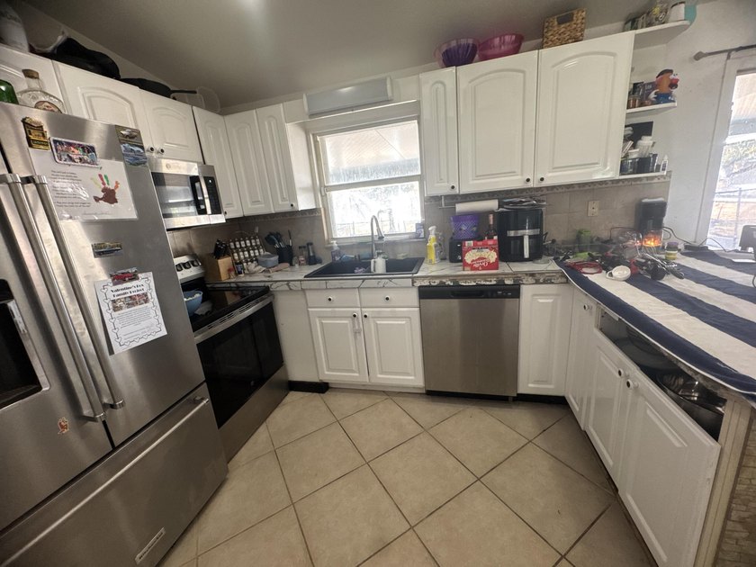 Investment opportunity awaits! This charming 3-bedroom pool home - photo 7