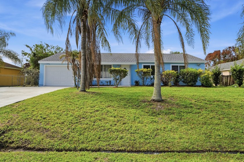 Beautifully updated 3 bedroom, 2 bath pool home in a desirable - photo 2