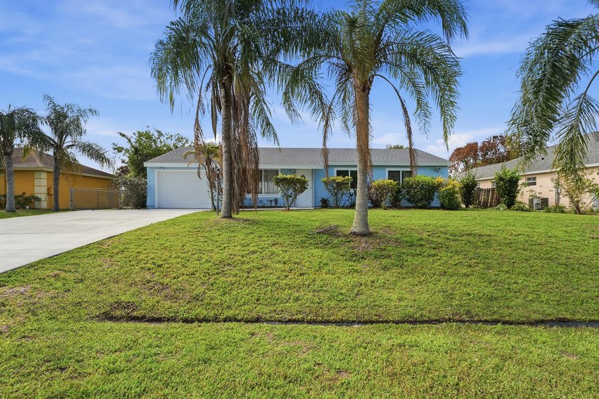 Beautifully updated 3 bedroom, 2 bath pool home in a desirable - photo 3