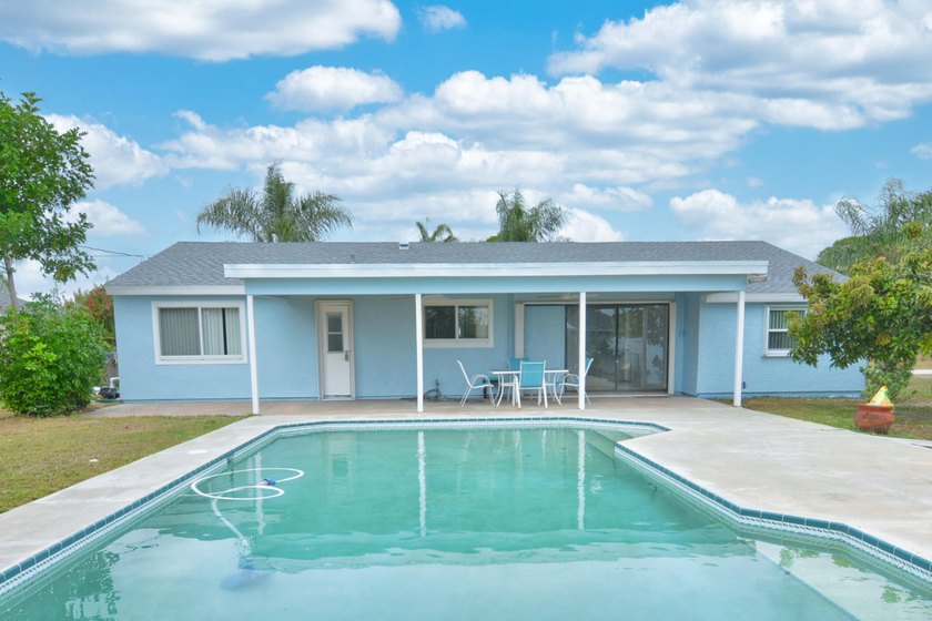 Beautifully updated 3 bedroom, 2 bath pool home in a desirable - photo 4