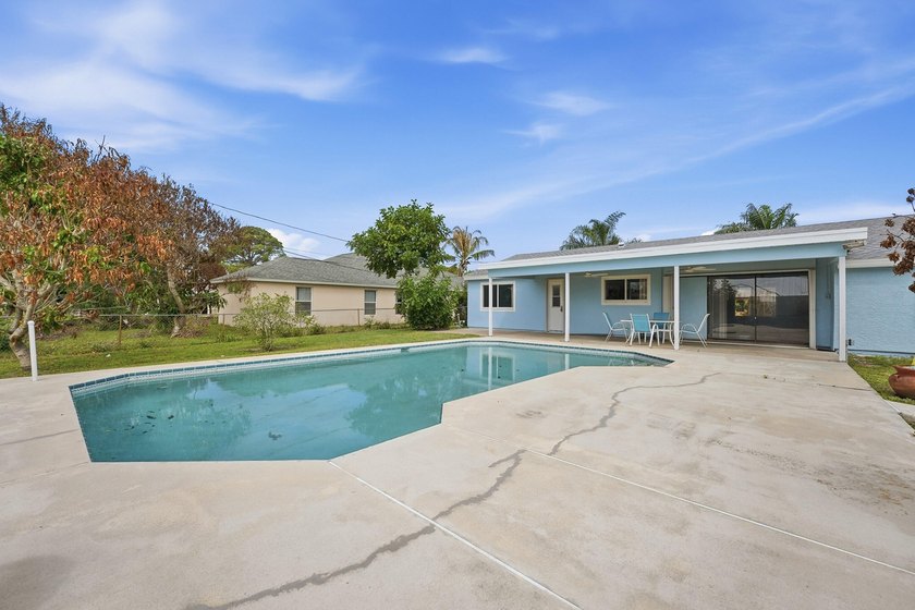 Beautifully updated 3 bedroom, 2 bath pool home in a desirable - photo 5