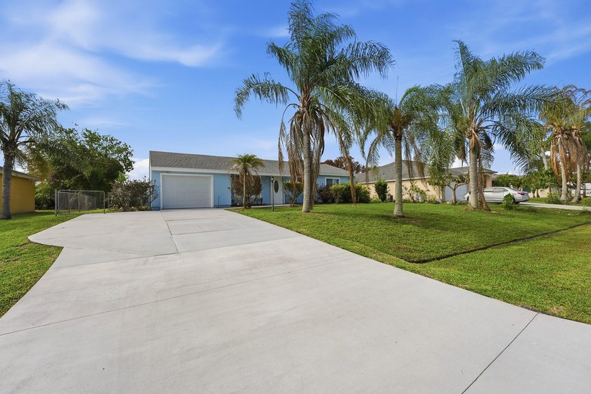 Beautifully updated 3 bedroom, 2 bath pool home in a desirable - photo 6