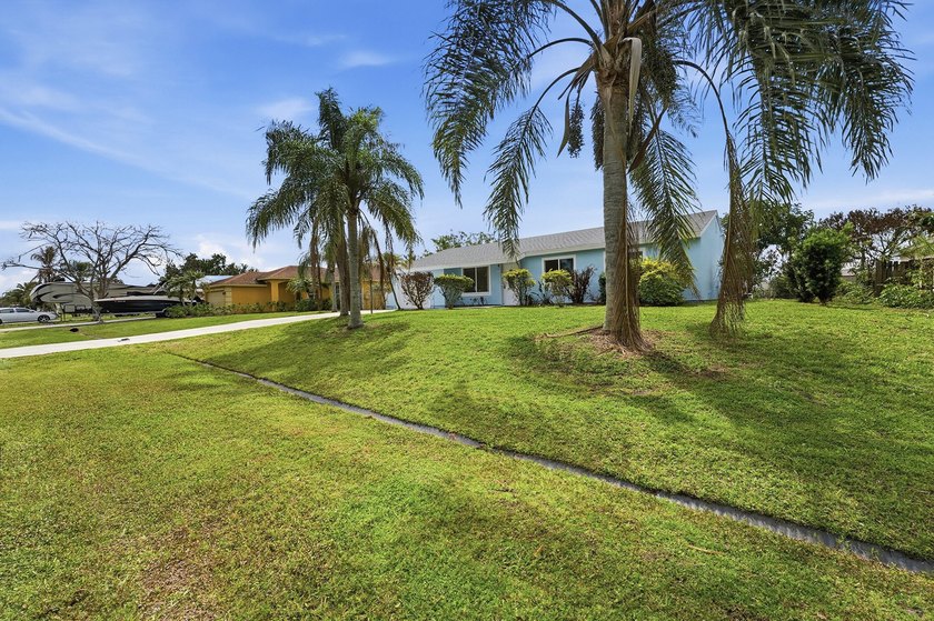 Beautifully updated 3 bedroom, 2 bath pool home in a desirable - photo 7