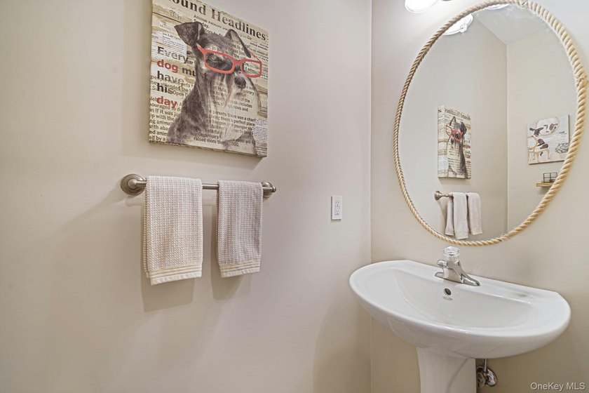 Well-appointed Brightwaters Model 2 story townhouse located in - photo 11