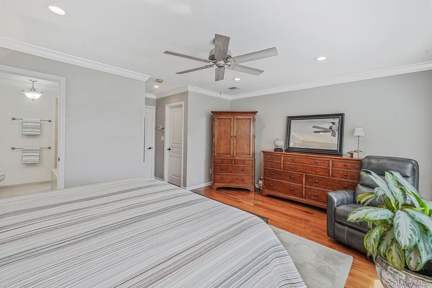 Well-appointed Brightwaters Model 2 story townhouse located in - photo 15