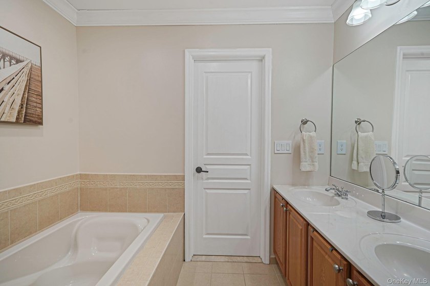 Well-appointed Brightwaters Model 2 story townhouse located in - photo 17