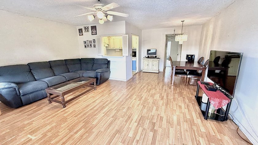 2nd Floor partially furnished 1 BR &amp; 1.5 Bath in Garden Style - photo 4