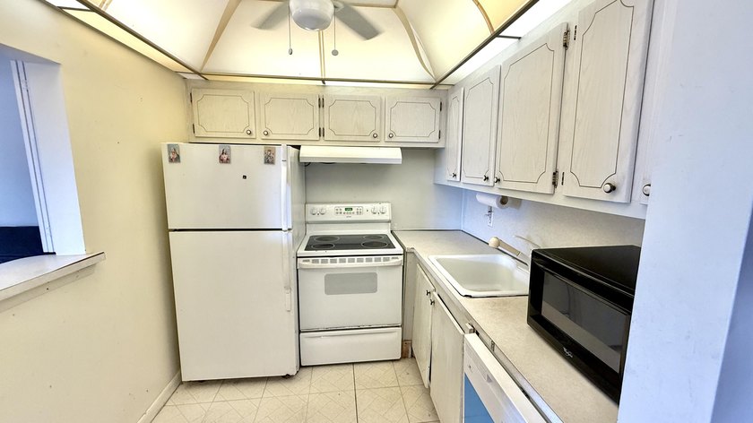 2nd Floor partially furnished 1 BR &amp; 1.5 Bath in Garden Style - photo 8
