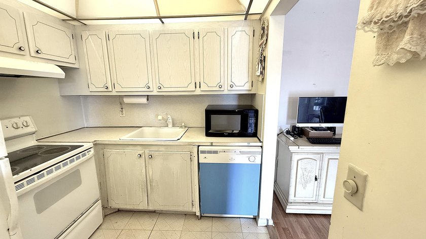 2nd Floor partially furnished 1 BR &amp; 1.5 Bath in Garden Style - photo 9