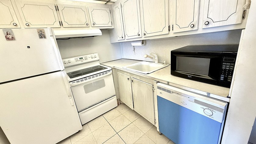 2nd Floor partially furnished 1 BR &amp; 1.5 Bath in Garden Style - photo 10