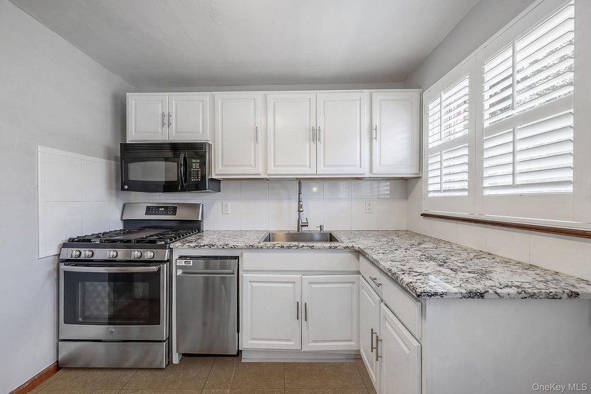 Welcome to this spacious and well-maintained home in the - photo 18