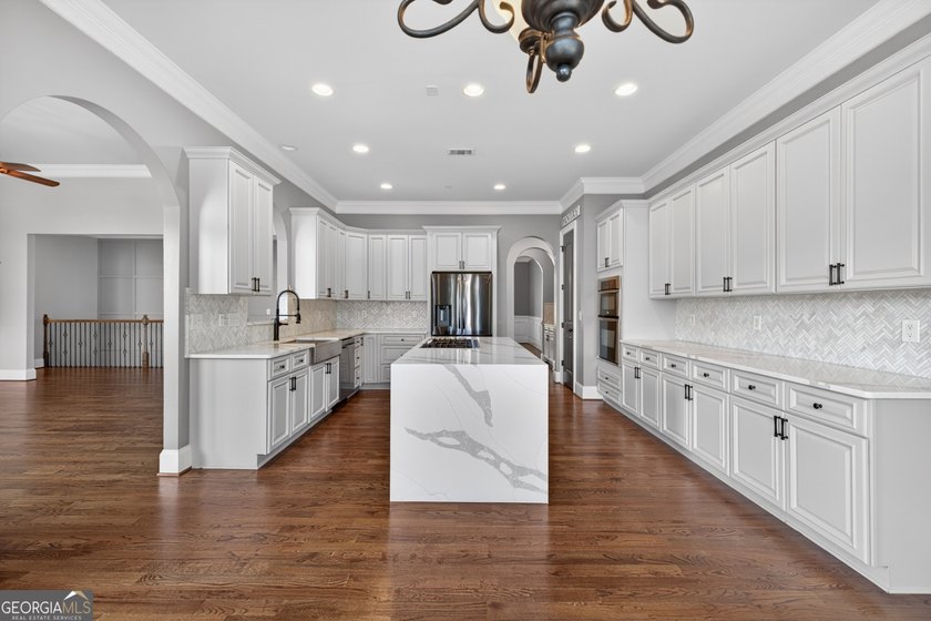 Welcome to your own private resort in the highly sought-after - photo 26