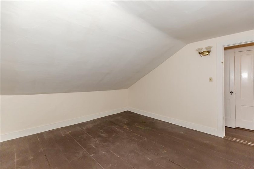 Opportunity knocks with this 2 bed *side by each* townhouse - photo 24