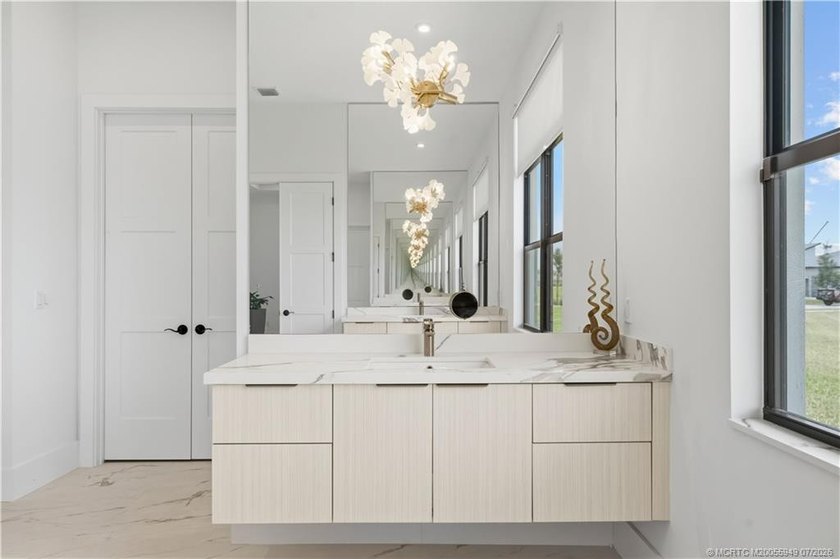 2025 built &amp; elevated in every detail, this Zara model at Astor - photo 25