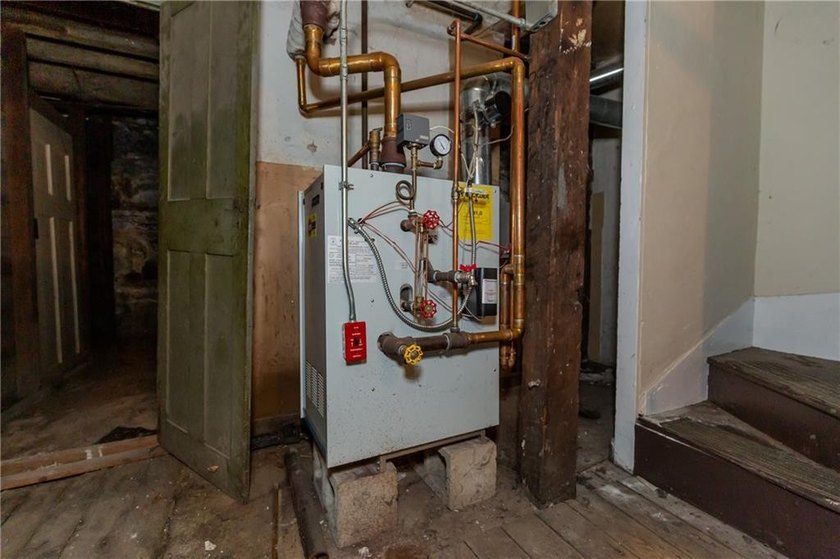 Opportunity knocks with this 2 bed *side by each* townhouse - photo 27