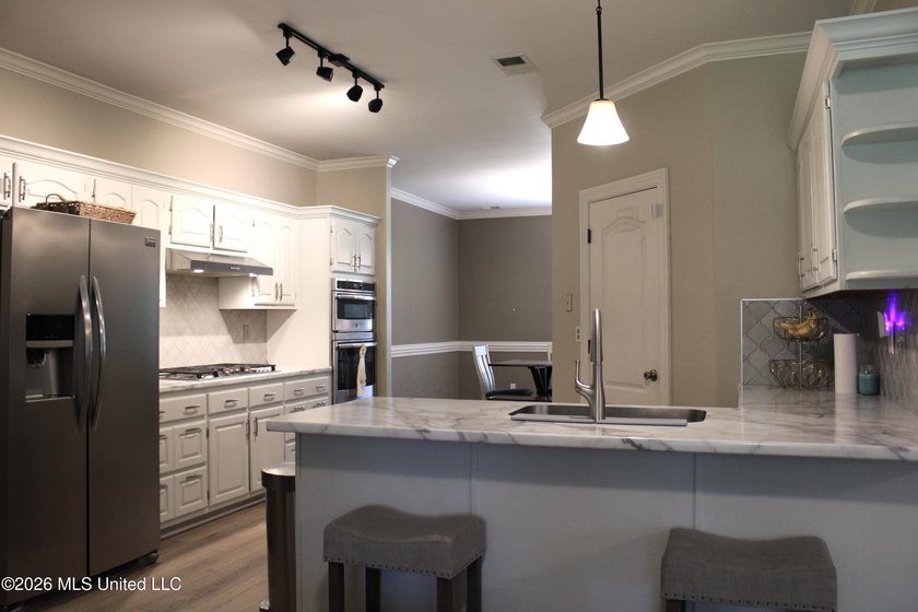 Located in South DeSoto Estates on 1.52 acres in the - photo 12