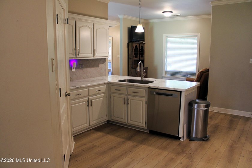 Located in South DeSoto Estates on 1.52 acres in the - photo 13