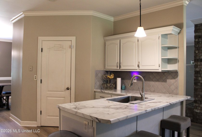 Located in South DeSoto Estates on 1.52 acres in the - photo 14
