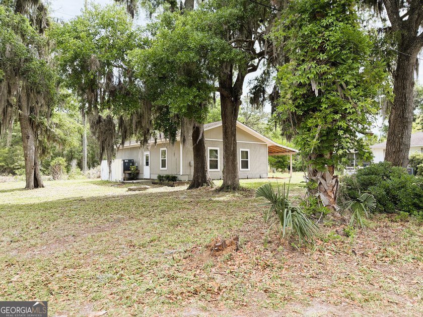 CHARMING TWO-BEDROOM EFFICIENCY COTTAGE TUCKED AWAY ON OVER A - photo 2