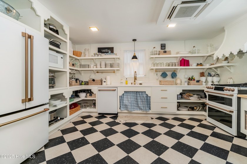 Wonderful Location and Wonderful Cottage! This beautifully - photo 22