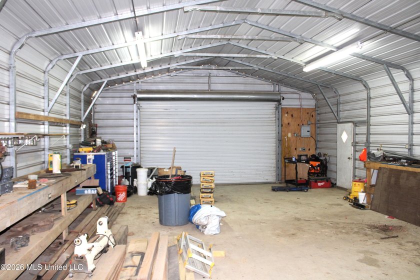 Located in South DeSoto Estates on 1.52 acres in the - photo 33