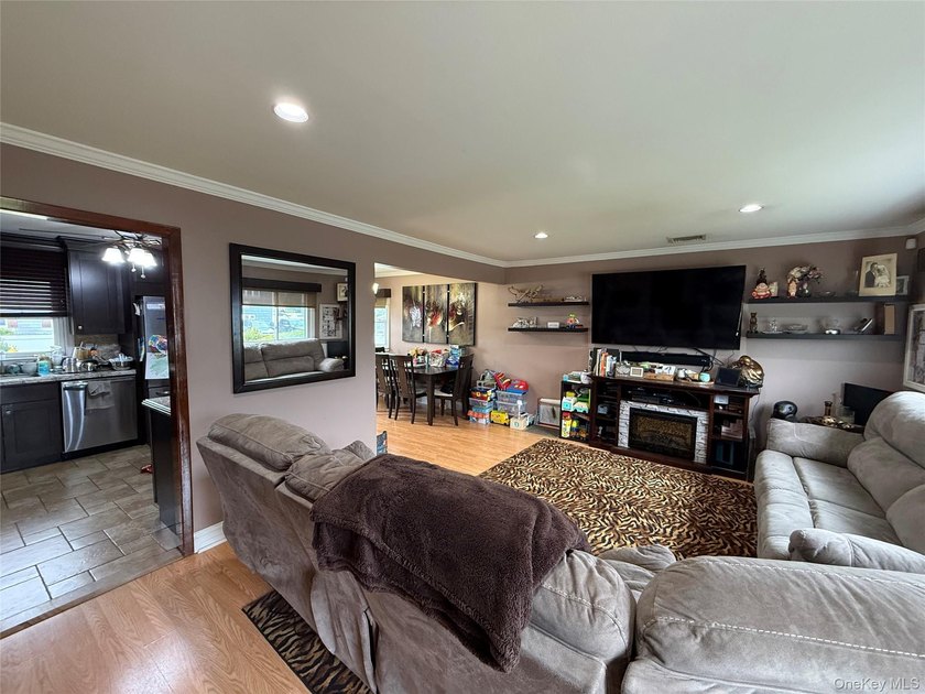 Welcome to this three-bedroom, two-bath split-level home - photo 14