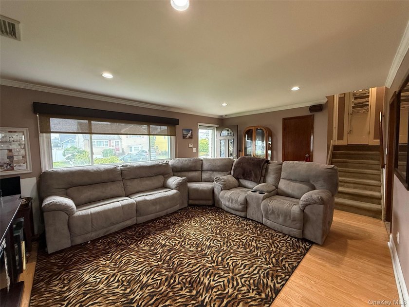 Welcome to this three-bedroom, two-bath split-level home - photo 15