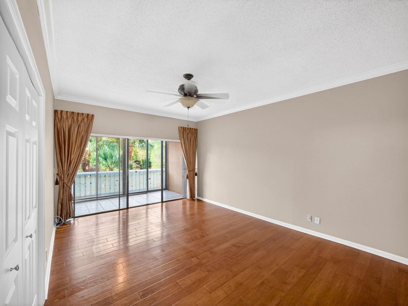 Rarely available and highly coveted, this top floor, 3rd floor - photo 5