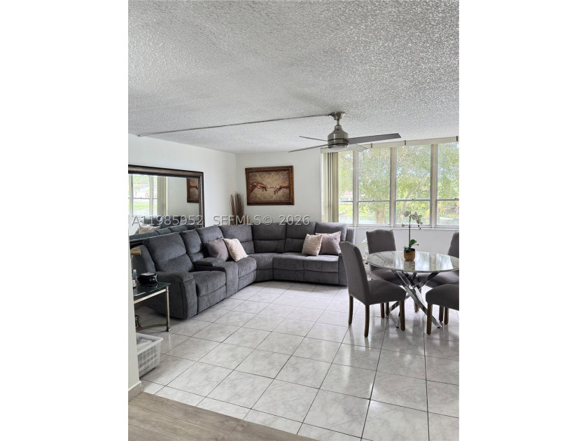 Spacious 3/2 plus Den kitchen and bathroom completely remodeled - photo 11
