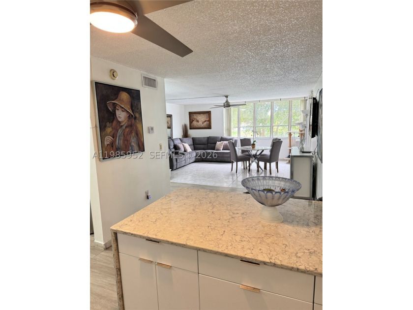Spacious 3/2 plus Den kitchen and bathroom completely remodeled - photo 12